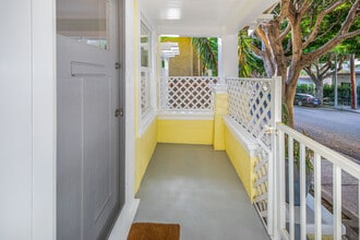 240 Ashland Ave in Santa Monica, CA - Foto de edificio - Building Photo