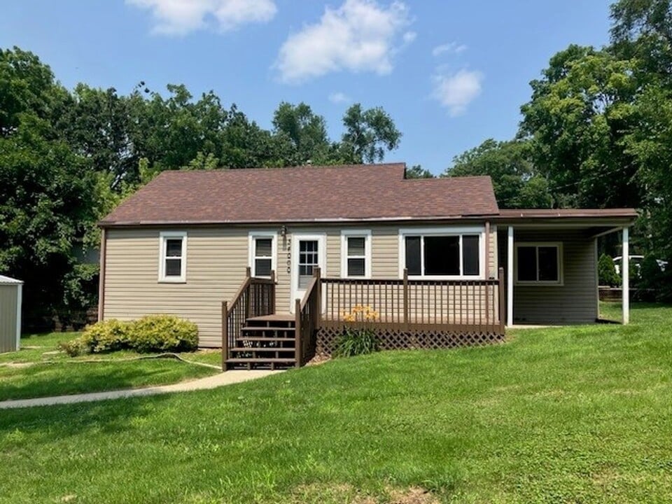 34000 White Oak Dr in Burlington, WI - Building Photo