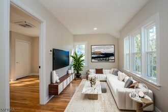 135 Main St in Chatham, NJ - Foto de edificio - Building Photo