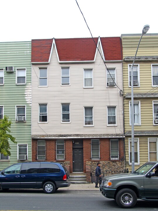 933 Metropolitan Ave in Brooklyn, NY - Foto de edificio