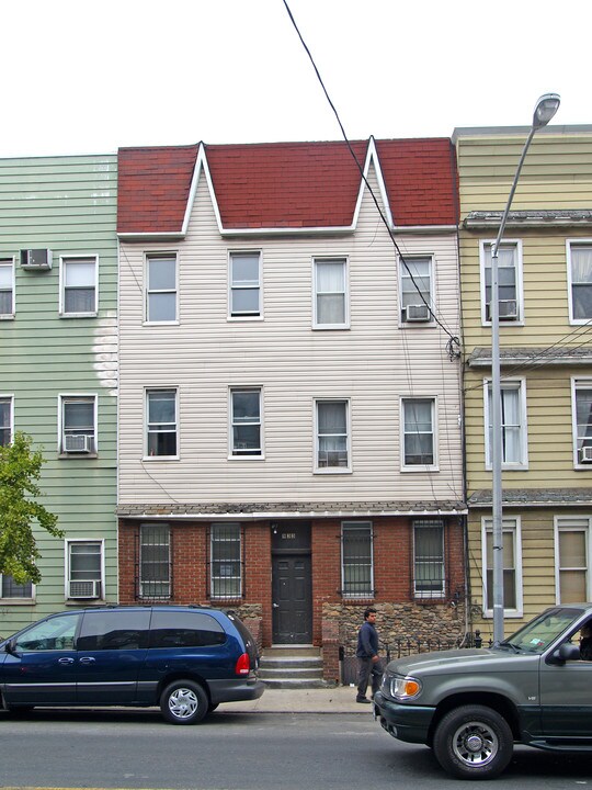 933 Metropolitan Ave in Brooklyn, NY - Building Photo