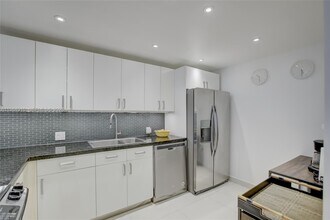 3375 N Country Club Dr in Miami, FL - Building Photo - Building Photo