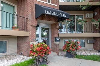 Rose Mall Apartments in Roseville, MN - Foto de edificio - Building Photo