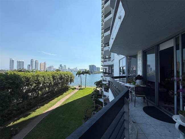 3530 Mystic Pointe Dr, Unit 512 in Aventura, FL - Building Photo - Building Photo