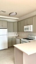 200 Christopher Columbus Dr in Jersey City, NJ - Building Photo - Building Photo