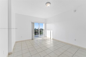 3410 Coral Way, Unit 706 in Miami, FL - Foto de edificio - Building Photo