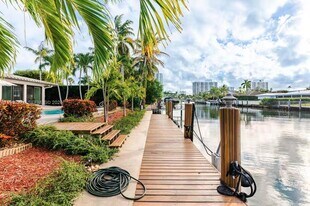 636 Hibiscus Dr in Hallandale Beach, FL - Building Photo