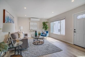 2049 Diamond St in San Diego, CA - Building Photo - Building Photo