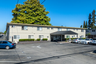 Paseo Gardens in Hayward, CA - Foto de edificio - Building Photo