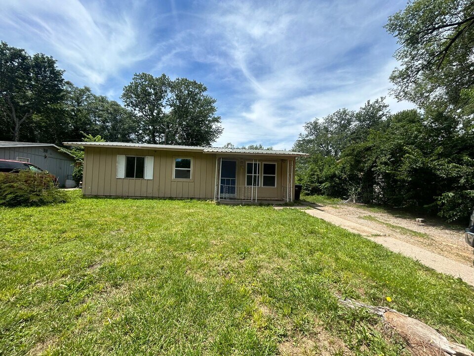 317 SE Arter Ave in Topeka, KS - Building Photo