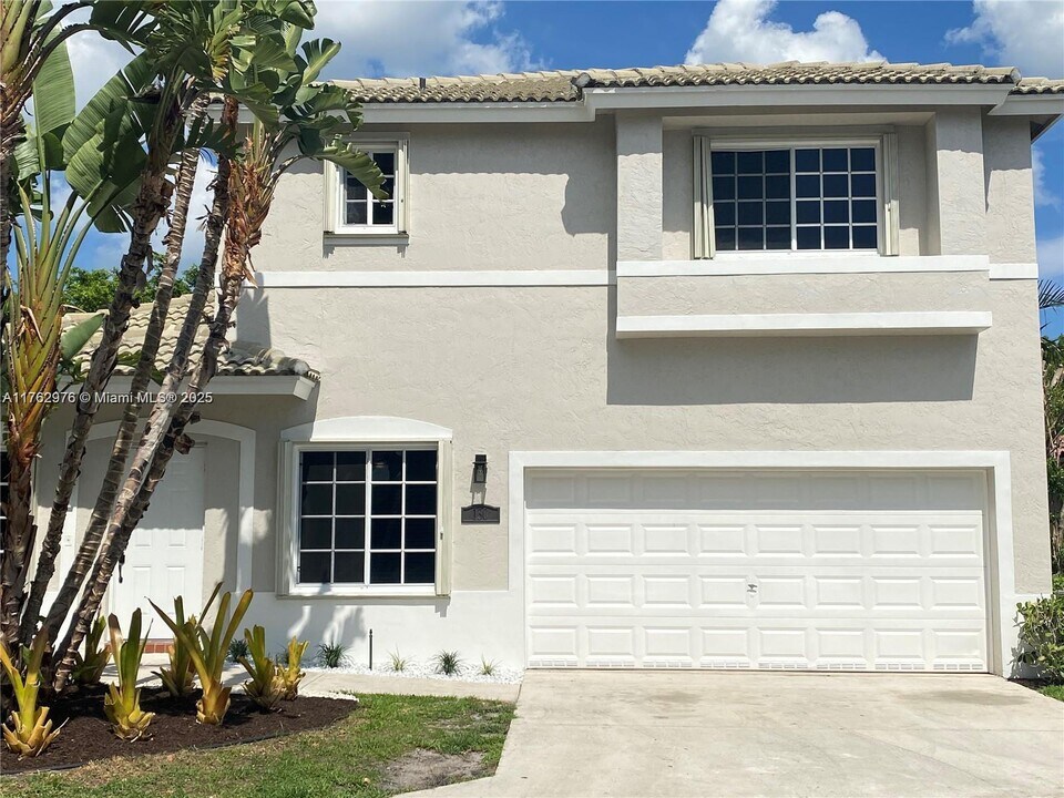 130 Palm Desert Ln in Pompano Beach, FL - Building Photo