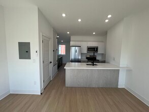 4253 Viola St, Unit 3 in Philadelphia, PA - Foto de edificio - Building Photo