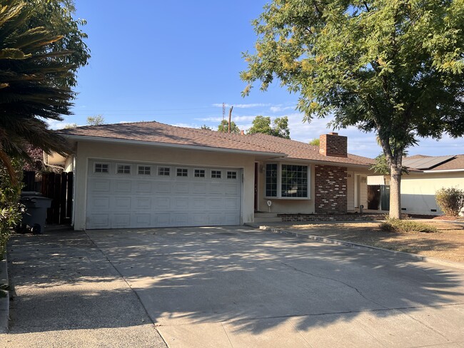 1338 E Almendra Dr in Fresno, CA - Building Photo - Building Photo