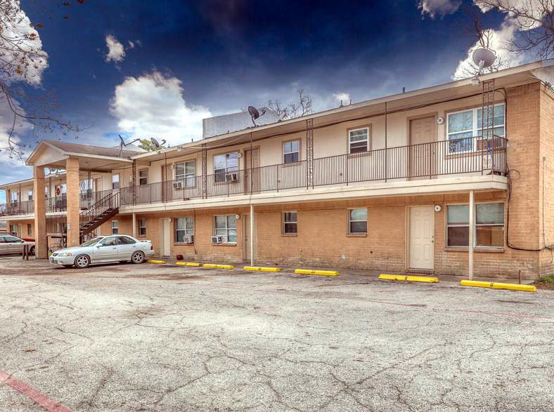 Village Green Apartments at Baytown in Baytown, TX - Foto de edificio