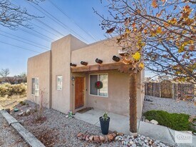 4129 New Moon Cir in Santa Fe, NM - Building Photo