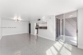 17890 W Dixie Hwy in North Miami Beach, FL - Building Photo - Building Photo