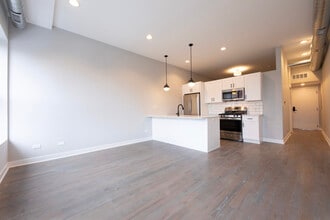 1637 W Chicago Ave, Unit 201 in Chicago, IL - Foto de edificio - Building Photo