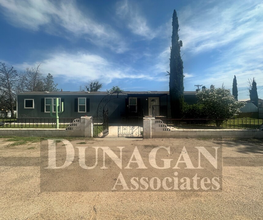 1202 Owens St in Carlsbad, NM - Building Photo