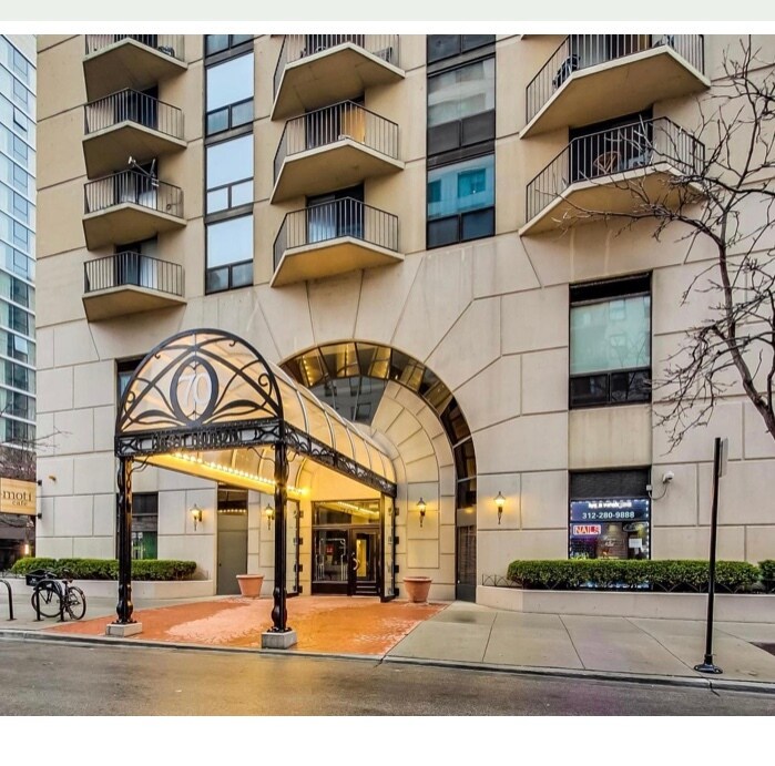 70 W Huron St, Unit 2401 in Chicago, IL - Foto de edificio