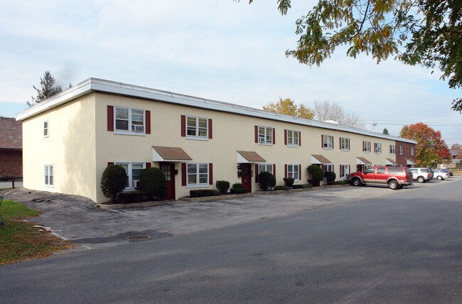 74 W Circular St in Saratoga Springs, NY - Building Photo - Building Photo