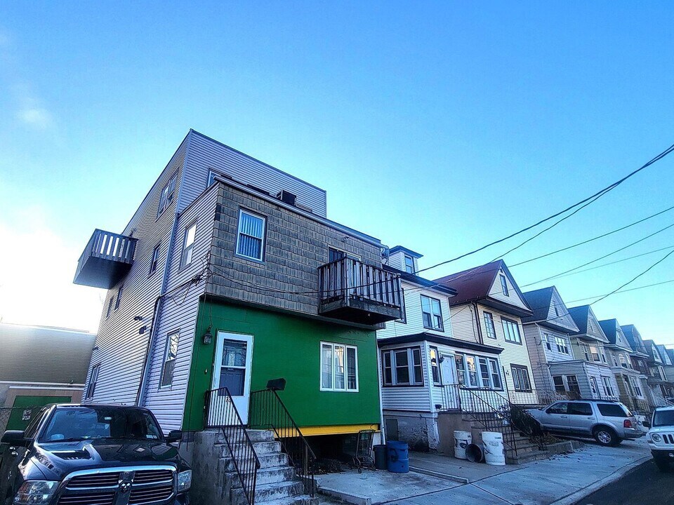 22 Wegman Ct in Jersey City, NJ - Building Photo