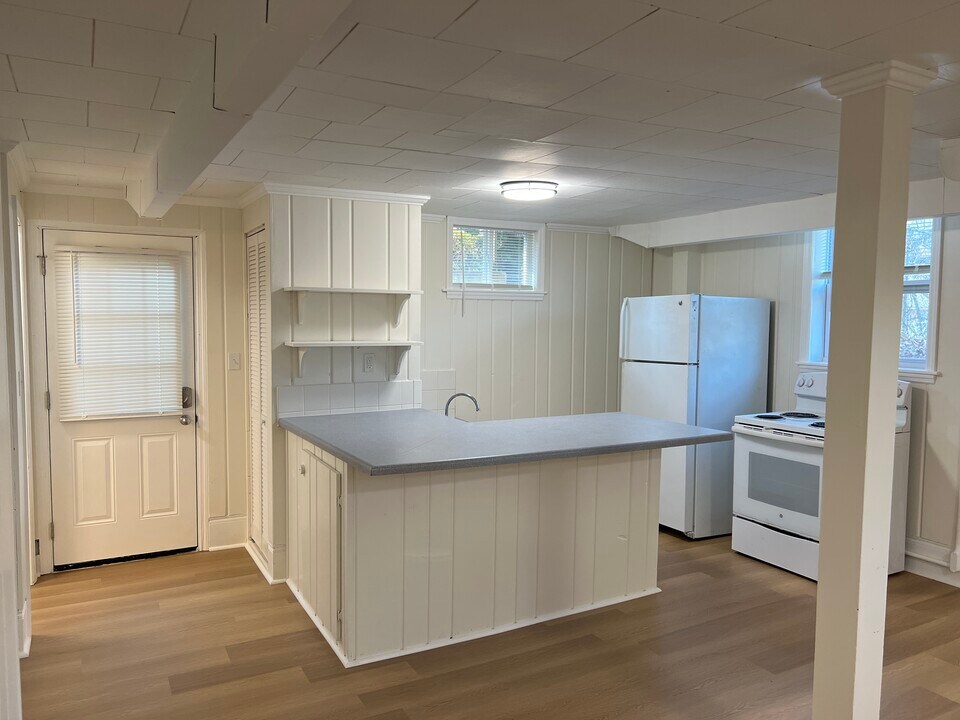 513 Midvale St, Unit Basement Studio in Lynchburg, VA - Building Photo