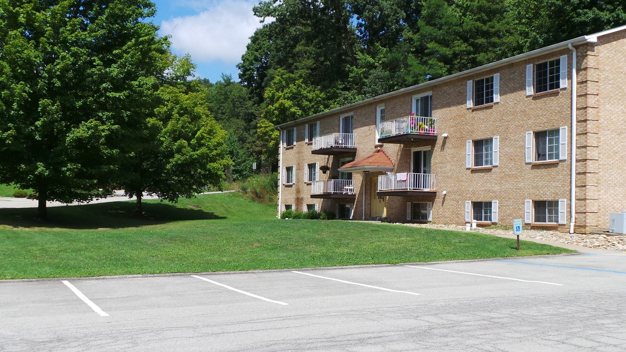 33 Foxglove Dr in Greensburg, PA - Building Photo