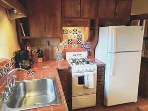 824A Canyon Rd in Santa Fe, NM - Building Photo - Building Photo