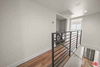 1057 N Wilton Pl in Los Angeles, CA - Building Photo - Building Photo