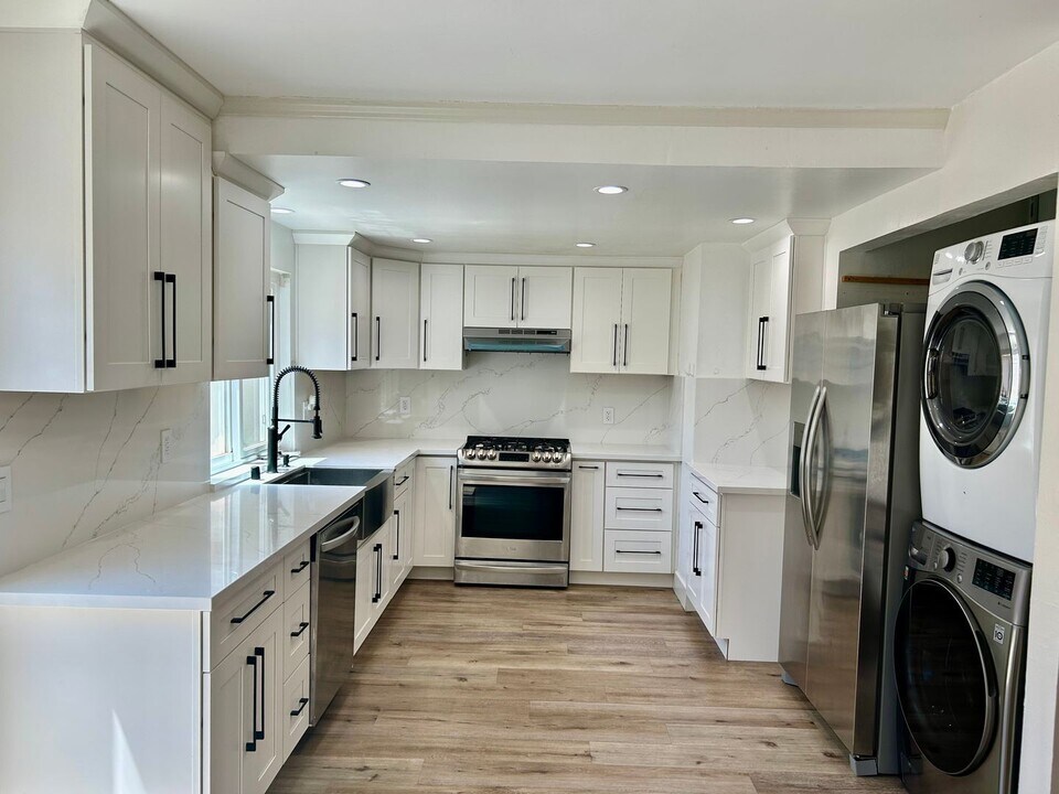 2561 Twin Creeks Dr in San Ramon, CA - Building Photo