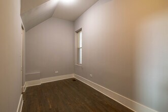 2113 W 18th St, Unit 1F in Chicago, IL - Building Photo - Building Photo