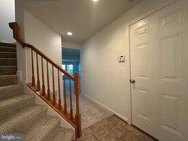 25274 Gothic Square in Chantilly, VA - Building Photo