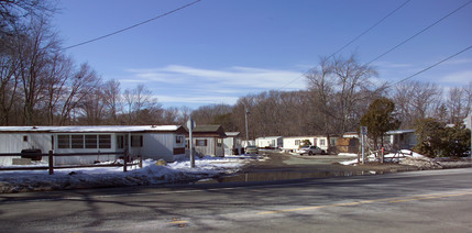 1540 Broadway in Raynham, MA - Foto de edificio - Building Photo