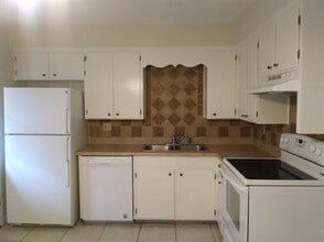 1592 Coombs Dr in Tallahassee, FL - Building Photo - Building Photo