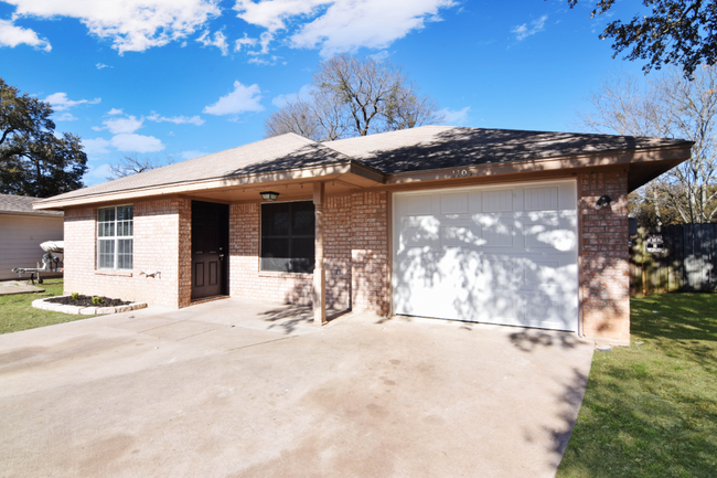 1107 E Avenue M in Belton, TX - Building Photo - Building Photo