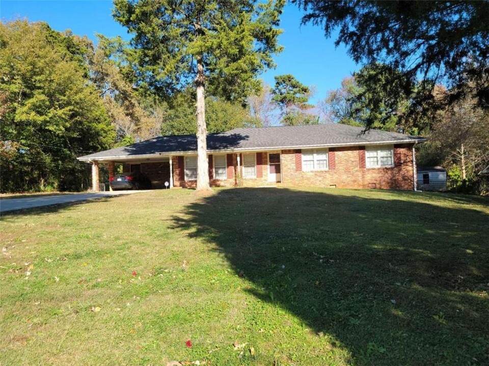 376 Killian Hill Rd NW in Lilburn, GA - Building Photo