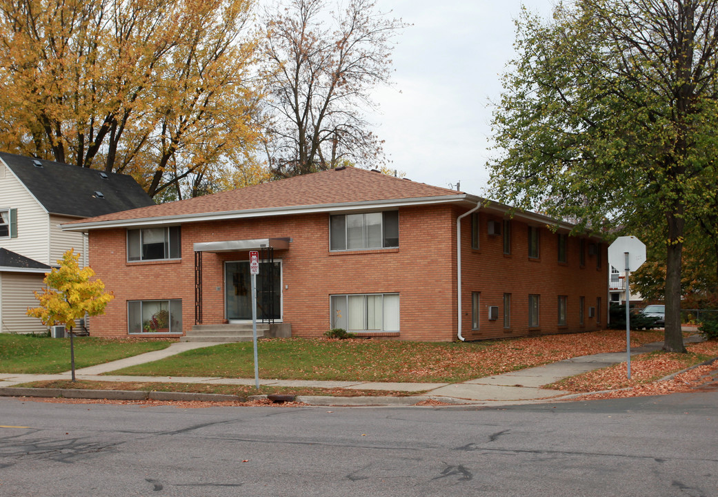 4300 Grand Ave S in Minneapolis, MN - Foto de edificio