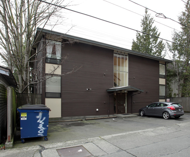 Royale Apartments in Seattle, WA - Building Photo - Building Photo