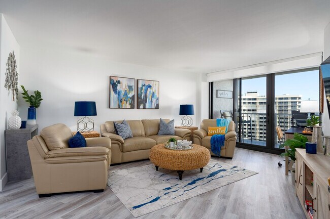 380 Seaview Ct in Marco Island, FL - Building Photo - Building Photo