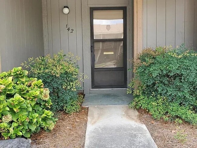 142 Stoneridge Dr in Warner Robins, GA - Foto de edificio - Building Photo