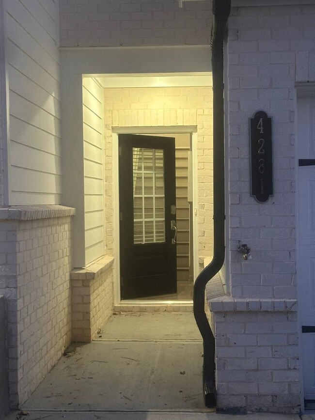 2482 Van Fleet Cir in Atlanta, GA - Foto de edificio - Building Photo