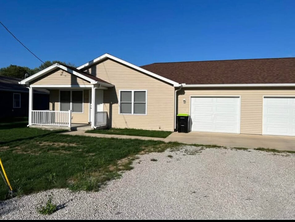 430 S Chestnut St in Maroa, IL - Building Photo