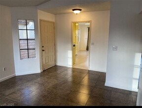 7644 Kalmalii Ave in Las Vegas, NV - Foto de edificio - Building Photo