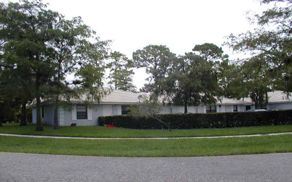 1622  Hawthorne Pl in Wellington, FL - Building Photo