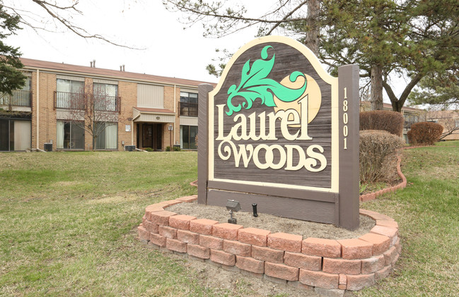 Laurel Woods in Livonia, MI - Foto de edificio - Building Photo