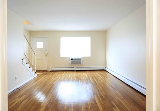 Hemingway Place in East Haven, CT - Building Photo - Interior Photo