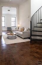 East 102nd Street in New York, NY - Foto de edificio - Building Photo