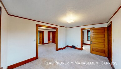 Cozy 3 bedroom 2 bathroom home, Unit Lower in Sioux Falls, SD - Foto de edificio - Building Photo