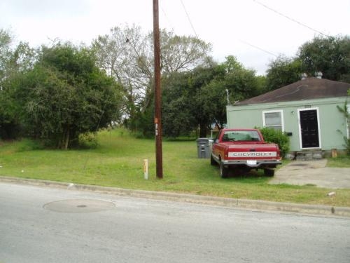 902 S Navarro St in Victoria, TX - Building Photo