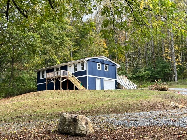 54 Sam King Rd in Hendersonville, NC - Foto de edificio - Building Photo